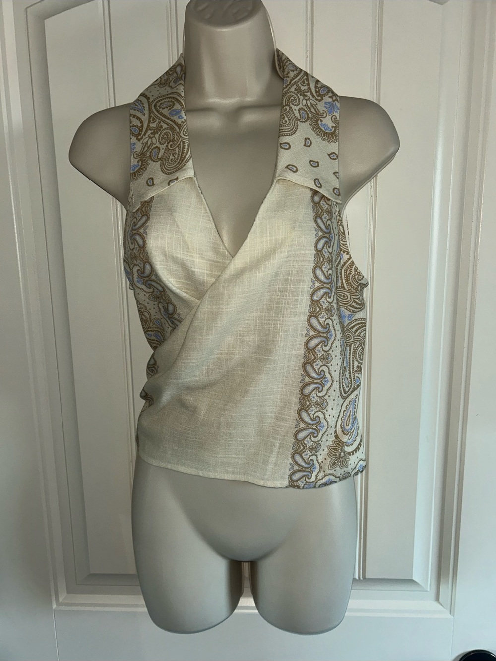 NEW R.G. Kane L.A. Boutique Sleeveless Cream Paisley-Trim Wrap Top Sz S
